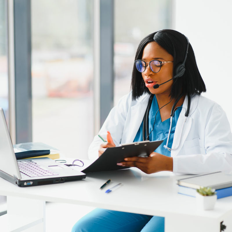 Télésecretaire médicale travaillant à un bureau